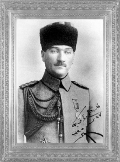 Mustafa Kemal'in, Samsun'a hareket etmeden bir süre önceki fotoğrafı (Bu fotoğrafı, 'Kardeşim Rauf Bey'e' sözleri ve 17 Nisan 1335 (1919) tarihi ile arkadaşı Rauf Bey'e hediye etmişti) -