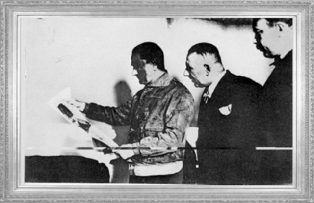 Mustafa Kemal, Ege Vapuru ile Trabzon'a giderken gazete okuyor (1930)