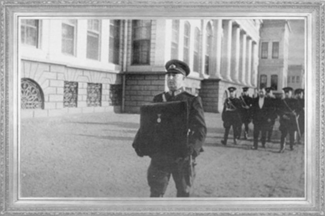 Mustafa Kemal ATATÜRK'ün İstiklal Madalyası İlyas Paşa tarafından taşınıyor (1938)