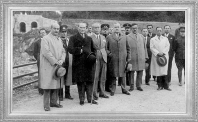 Mustafa Kemal, Büyükdere yolunda Belgrad Ormanları'nda (1932)