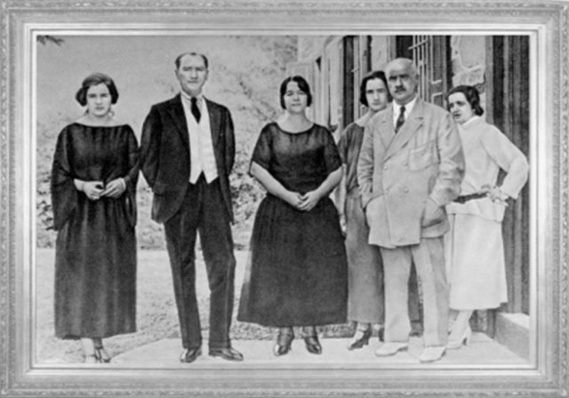 Mustafa Kemal'in, Latife Hanım'ın ailesinin Ankara'yı ziyaretlerinde, birlikte çektirdiği fotoğrafı (1923)