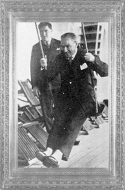 Mustafa Kemal, Ege Vapuru'nda dinleniyor (1930) -