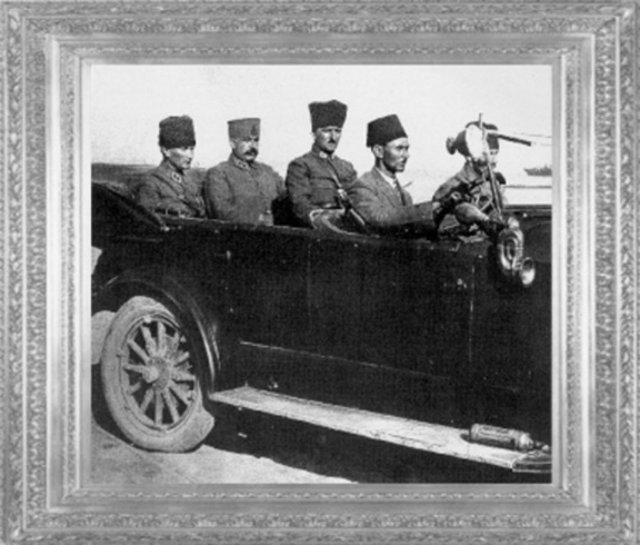 Başkomutan Mareşal Gazi Mustafa Kemal, yanında Genelkurmay Başkanı Fevzi Çakmak ve yaveri Salih Bozok ile İzmir'e geliyor (10 Eylül 1922)