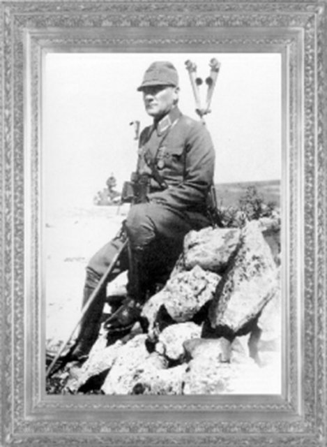 Gazi Mustafa Kemal Paşa, askeri ünformasıyla I nci Ordu manevraların-da (1926)