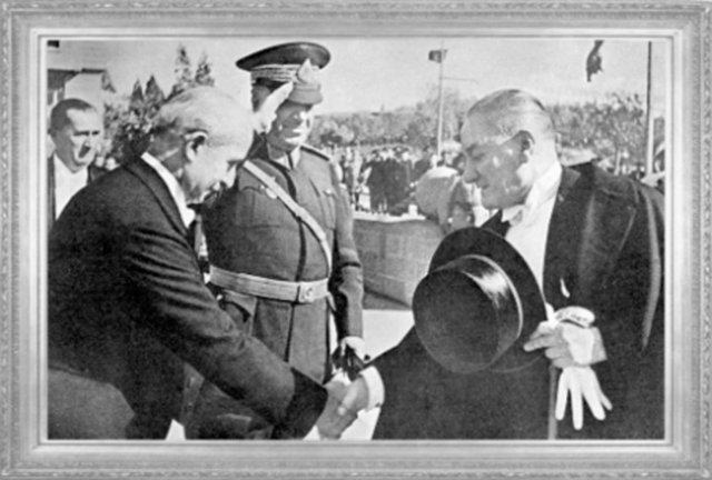 Mustafa Kemal ATATÜRK, Cumhuriyet Bayramı tebriklerini kabul için TBMM'de Başbakan İnönü ve Genelkurmay Başkanı Fevzi Çakmak'ı karşılıyor (1936)