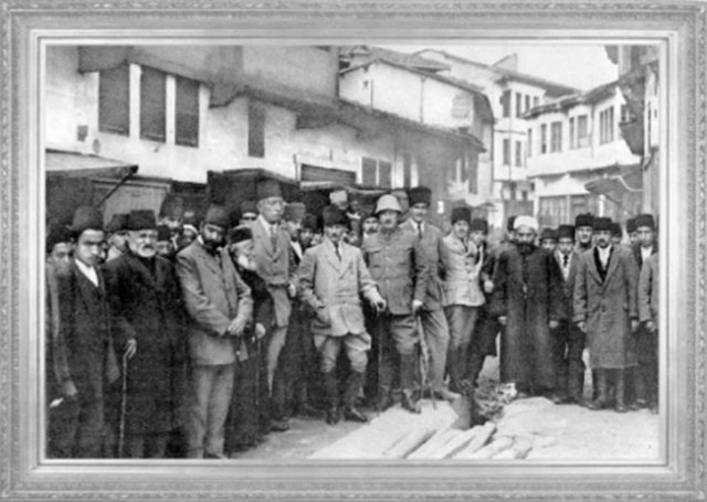 Mustafa Kemal'in, İstanbul Hükümeti'nin temsilcisi Bahriye Nazırı Salih Hulusi Paşa ile görüşmek üzere Amasya'ya giderken Tokat'ta karşılanışı (1919)