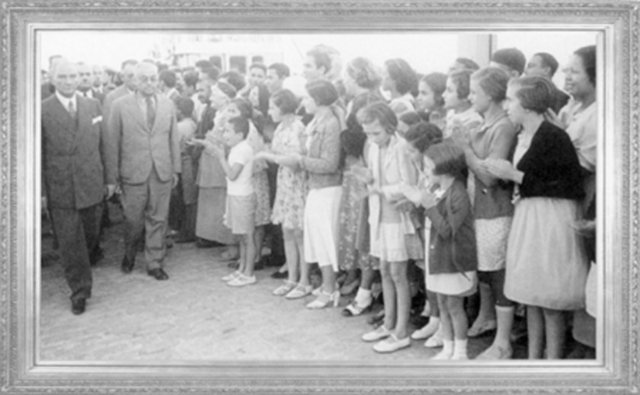 Mustafa Kemal ATATÜRK, Celal Bayar ile Moda Deniz Kulübü'ne giderken (1935)