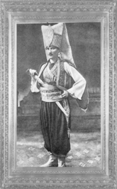 Mustafa Kemal, Sofya Ataşe militeri iken verilen kostümlü baloya gittiği yeniçeri kıyafeti ile (1914) -