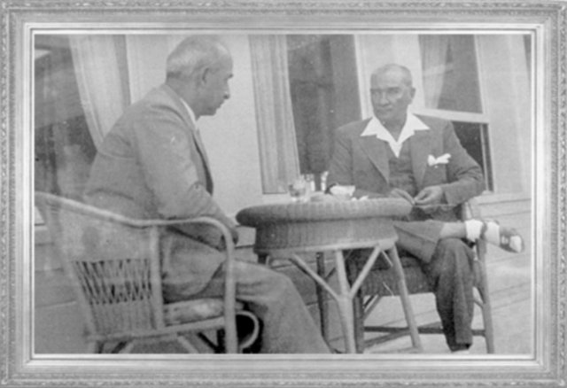 ATATÜRK, Başbakan İsmet İnönü ile Florya Köşkü'nün terasında sohbet ediyor (1937) -