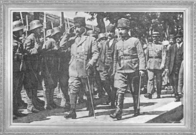Mustafa Kemal ve İsmet Paşa tören birliğini selamlarken (1921) -