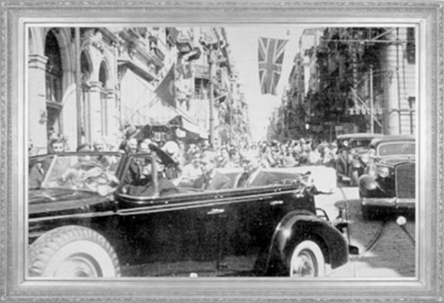 Mustafa Kemal ATATÜRK, İngiltere Kralı VIII nci Edward ile İstanbul'u gezerken (1936)