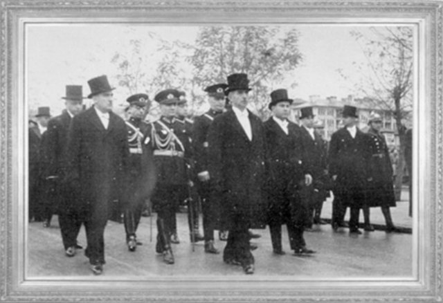 Cumhurbaşkanı İsmet İnönü ve komutanlar ATATÜRK'ün arkasından hüzünle yürüyor (1938)