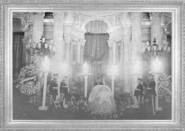 Dolmabahçe Sarayı'nda Mustafa Kemal ATATÜRK'ün aziz naaşı başında generaller nöbet tutuyor (1938)