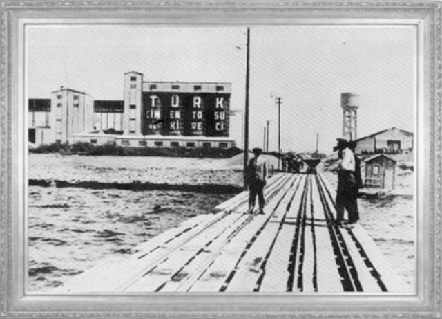 İstanbul, Zeytinburnu Çimento ve Kireç Fabrikası'nda nakliye bölümü. (Fabrika, 1932'de kurulmuştur.)