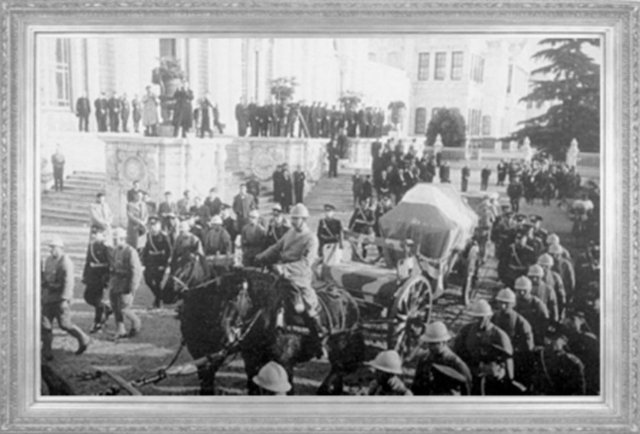 Mustafa Kemal ATATÜRK'ün naaşı top üzerinde Dolmabahçe Sarayı'ndan ayrılıyor (1938)