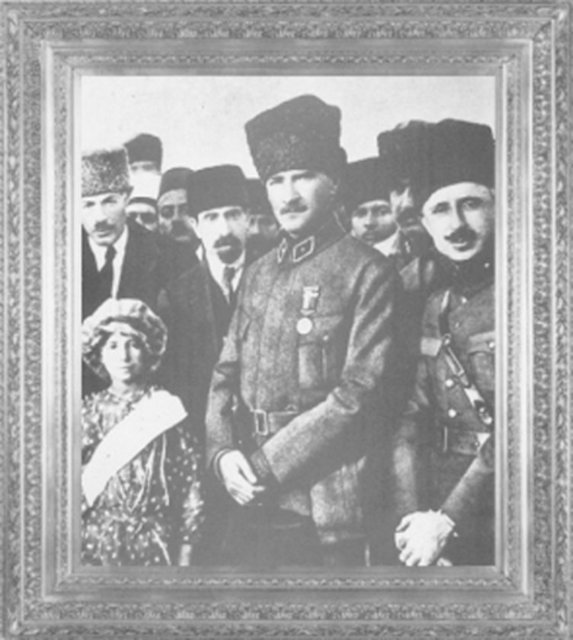 Mustafa Kemal Paşa, yetim çocuklar yararına düzenlenen gösterileri izliyor (1923) -
