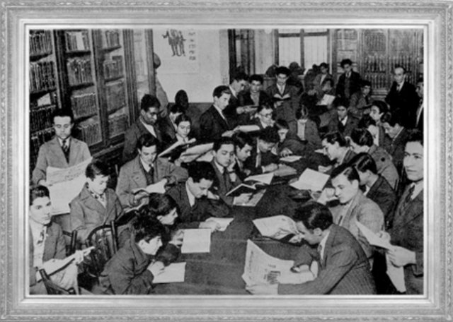 Ankara Halkevi'nin kitaplığında kitap ve gazete okuyanlar (1938)