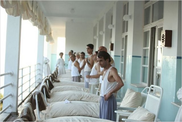 Londra'nın ünlü West End Odeon Sinema'sında gerçekleşen galaya filmin yönetmeni ve senaristi Yılmaz Erdoğan, başrol oyuncuları Kıvanç Tatlıtuğ, Belçim Bilgin Erdoğan, Mert Fırat ile Farah Zeynep Abdullah katıldı.