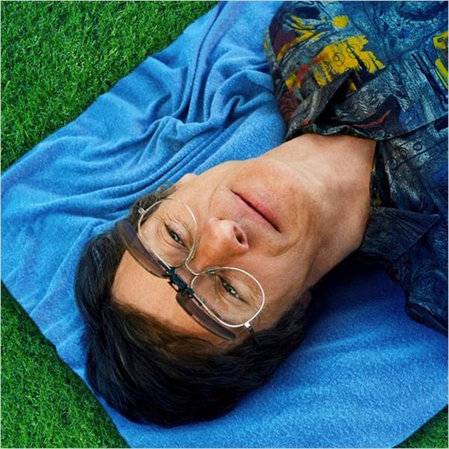 36 yaşındaki Mark O'Brien küçük yaşta geçirdiği felç nedeniyle sedyeye bağlı yaşamak zorunda olan bir adamdır ve bu yaşa kadar kadınlarla hiçbir ilişkisi olmamıştır.