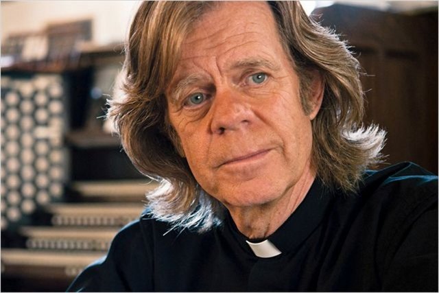 Kilise rahibinin ve terapistinin desteği ile Cheryl Cohen-Greene adlı kadınla tanışır.