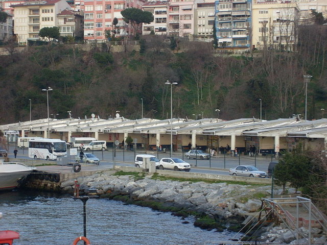 HAREMIII. Murat döneminde saray hanımlarına ayrılmış Harem-i Hümayun Kasrı bulunuyordu. Saray eşrafından olan hanımlar karşı yakaya geçtiklerinde sandallarının yanaşması için bir liman yapılmıştı.
