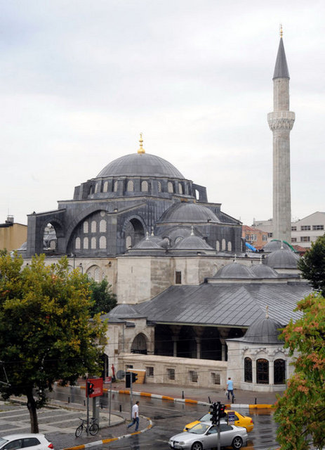 TOPHANEOsmanlı döneminde yapılan ve geliştirilen ünlü top dökümhanesi bu semtte yer aldığından dolayı semt Tophane ismiyle anılmaya başlanmıştır.