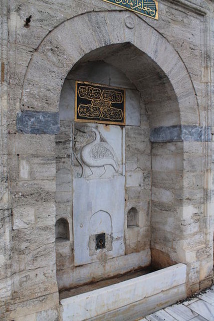 KAZLIÇEŞMEİstanbul'un fethi sırasında su sıkıntısı çekilmekteydi ve uçuşan kazların peşinden gidilerek su kaynağına ulaşıldı. Bu nedenle semtin adı Kazlıçeşme olarak anılmaya başlandı.