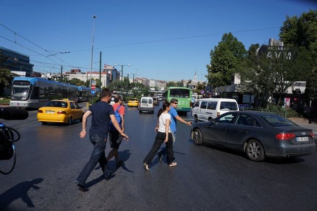 AKSARAY Fatih Sultan Mehmet'in sadrazamı Konya'nın Aksaray ilçesini ele geçirince burada yaşayan insanları bugünkü Aksaray olarak bildiğimiz semte yerleştirmiştir. Bu nedenle semtin adı Aksaray olarak kalmıştır.