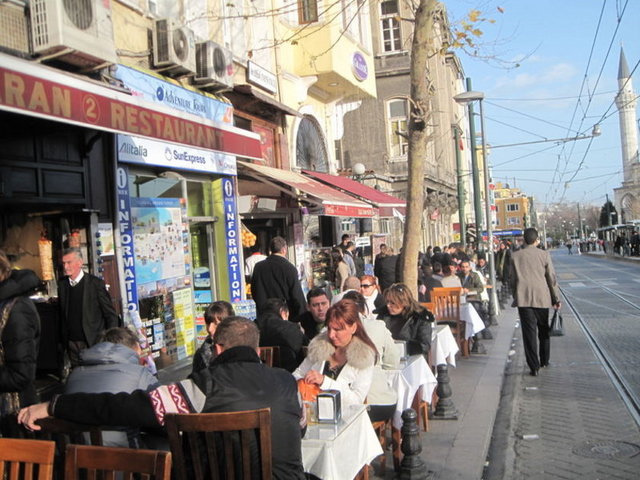 CAĞALOĞLU Cağaloğlu Sinan Paşa'nın bu semtteki sarayından ve yaptırmış olduğu camiden dolayı semt Cağaloğlu ismini almıştır. Cağaloğlu Sinan Paşa Osmanlı sadrazamıdır ve 16. yüzyılda yaşamıştır