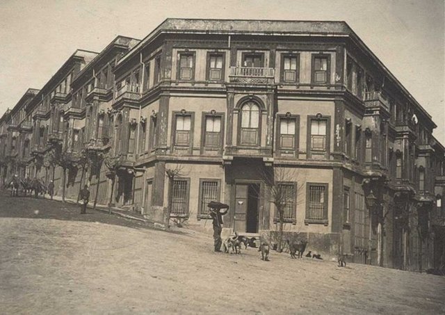 AKARETLER Semt ismini Sultan Abdulaziz'in yaptırmak istediği fakat II. Abdülhamit'e nasip olan vakıftan almaktadır. Vakıf Aziziye Camii'nin giderlerini karşılamak üzere kurulmuştur