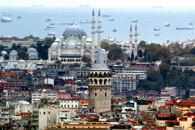 GALATABizans döneminde Haliç'in denetimi için surlar üzerine büyük bir burç inşa edilmiştir. Galaton adıyla anılan bu burç zamanla Galata adına dönüşmüş ve semte ismini vermiştir.