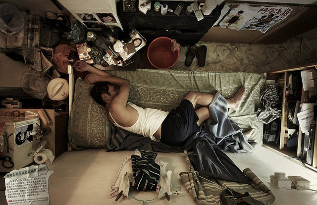 Nüfusun yoğun, kiraların yüksek olduğu Hong Kong'da, daha çok yaşlı ve işsiz alt gelir grubu aileler bu evlerde yaşıyor