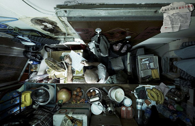 Ranzaların yerleştirildiği dairelerde duvarlara yerleştirilen raflarda ise yemekten kıyafete kadar her türlü ihtiyaç için malzemeler yer alıyor