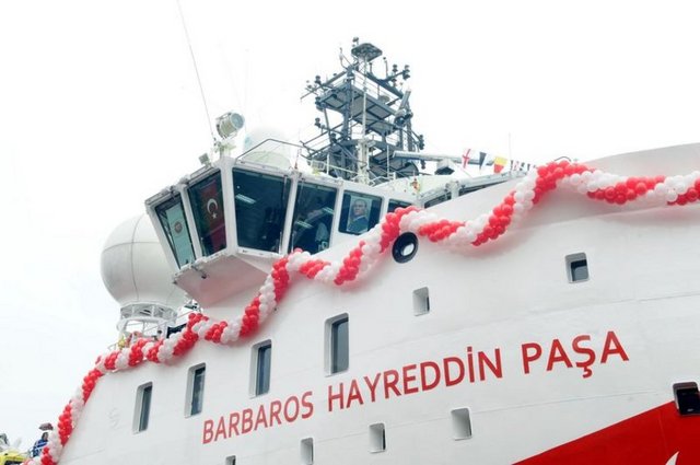 Kaptan köşkünü tanıttıktan sonra geminin teknik donanıma sahip bölümüne geçen Mehmet Uysal, bu bölümde üç tür bilgisayar sistemi grubunun yer aldığını anlattı. - Navigasyon sistemiyle geminin saniyelik pozisyonlarını uydu vasıtasıyla takip ettiklerini aktaran Uysal, navigasyon sistemiyle ilgili çalışmaları yürütürken aynı zamanda kayıt sisteminin de devrede olduğunu belirtti.