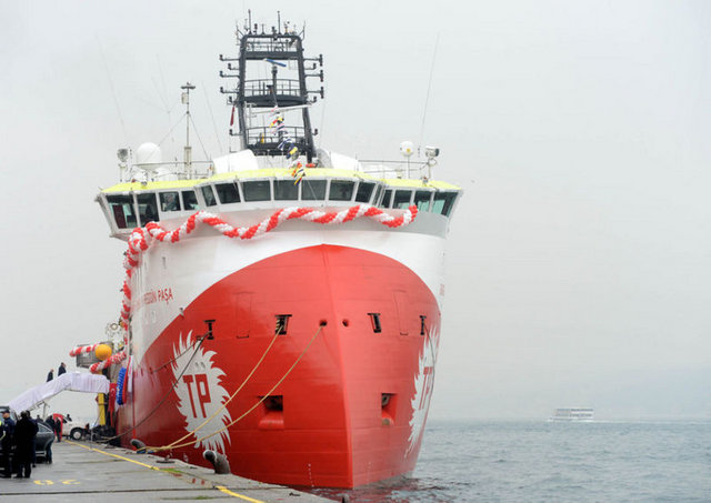 TPAO Genel Müdürü Mehmet Uysal da geminin teknik özelliklerine ilişkin basın mensuplarına bilgi verdi. - Son teknolojik bilgisayar sistemleriyle donatılan geminin her türlü hava koşulunda çalışabilecek özelliğe sahip olduğunu anlatan Uysal, geminin 6 kilometre uzunluğa kadar 8 kablo çekebilme kabiliyeti bulunduğunu belirtti.
