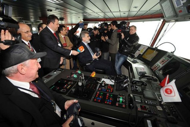 Uysal, iki ve üç boyutlu sismiklerle yer altına ilişkin hassas bilgilere ulaştıklarını ifade ederek, bir sistem bozulduğunda otomatik olarak ikinci sistemin devreye girdiğini kaydetti. - Kaydedilen bilgileri yer bilimcilerin değerlendirdiğini, bu değerlendirmeye göre sondaj yapılacak yerin belirlendiğini anlatan Uysal, ''Suyun derinliği 2 bin metreye yakınsa sondaj maliyeti 150-250 milyon dolarlık maliyete yükseliyor. TPAO da dünyada derin denizlerde sondaj yapabilen 11'inci şirkettir. Sürmene-1 Kuyusu'nda sondaj yaparak bu unvanı elde ettik'' dedi.