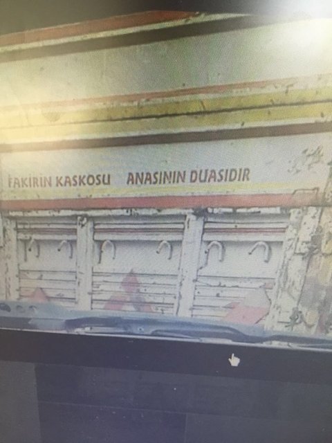 Kamyon şoförleri duygularını paylaşmak için kamyonlarına yazdıkları paylaşımları kaldırırken akıllarda kalan kamyon arkası yazıları da insanları gülümsetmeye devam ediyor