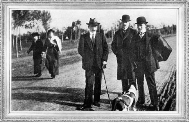 Mustafa Kemal, Sofya'da Ataşe militer iken (1914): Resimaltında "ataşemiliter" kelimesinin yazımındaki imlâ hatası bir yana, fotoğrafın Sofya ile alâkası yoktur. İddia edildiği tarihten dört sene önce, yani 1910'da Fransa'da ve yine Picardie'de çekilmiştir, Mustafa Kemal'i şapka ile ilk defa gösteren meşhur fotoğraflardan biridir, üstelik Falih Rıfkı Atay, resimdeki bu şapkayı "Çankaya"sında tatlı tatlı hikâye eder.