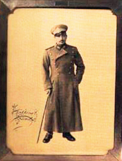 Afgan Generali Zahir Şah'ın Atatürk'e sunduğu fotoğraf: Genelkurmay'ın Atatürk Sitesi'ndeki "Atatürk'ün Özel Eşyaları-Fotoğraflar" sayfasının en sonunda yeralan bu resim bir generale falan değil, Afganistan'ın "Kralı " Zahir Şah'a aittir. 1928'de Türkiye'ye resmî bir ziyaret yapan Afgan Kralı Amanullah Han'ın bir sene sonra devrilmesi üzerine ülkede yaşanan karışıklıkların ardından hanedan değişmiş, tahta Nadir Şah geçmiş ama 1933'te uğradığı bir suikastte can vermesi üzerine, yerini oğlu Zahir Şah almıştır. Tahtta 40 sene boyunca kalan Zahir Şah da 1973'te devrilecek, 29 seneliğine sürgüne gidecek, memleketine 2002'de saygı gören ama sıradan bir vatandaş olarak dönebilecek ve hayata 2007'de 93 yaşında iken Kâbil'de veda edecektir...