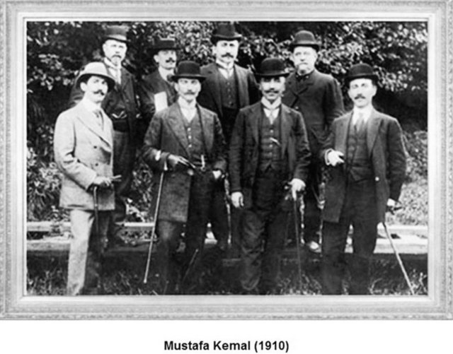 Mustafa Kemal, Eskişehir İstasyonu'nda Fransız Bakan Franklin Bouillon'u karşılıyor (1921): Tam adı Henry Franklin-Bouillon olan Fransız politikacı, Ankara Anlaşması öncesinde Türkiye'ye geldiğinde bakan falan değil, sadece politikacı ve diplomattır. Paul Painlevé'nin 1917'de kurduğu hükümette 27 Eylül ile 16 Kasım arasında sadece 20 günlüğüne devlet bakanı olmuştur, siyasî hayatındaki bakanlığı sadece bu 20 günden ibarettir ve 1921'de Fransız hükümeti tarafından görevlendirilerek Ankara'ya geldiği sırada bakan falan değil, sağcı Radikal Parti'nin liderlerindendir.