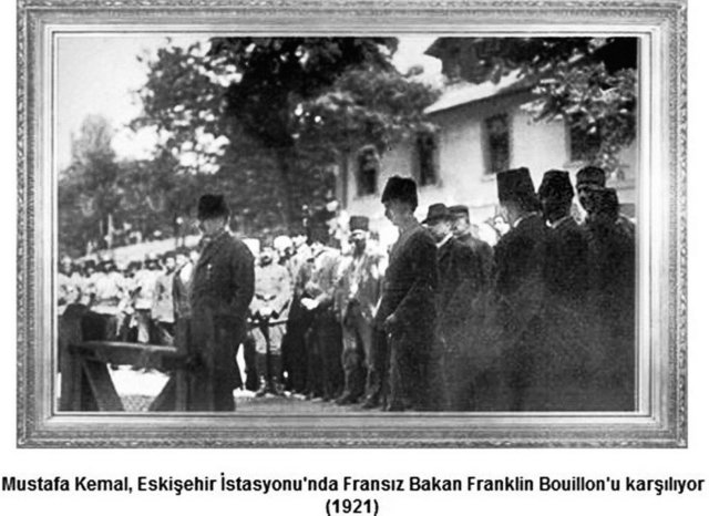 Altında sadece "Mustafa Kemal, 1910" yazılı olan ve başka hiçbir açıklama bulunmayan üç adet fotoğraf: Fotoğraflar 1910'da, Fransa'nın kuzeyinde İngiliz Kanalı'nda küçük bir sahili bulunan Picardie'de çekilmiştir. Yüzbaşı Mustafa Kemal, Picardi'de o senenin 12 ile 18 Eylül günleri arasında düzenlenen manevralara gözlemci olarak katılmak üzere Fransa'ya gönderilmiş, şapkayı ilk defa bu seyahati sırasında giymiş, birkaç da fotoğraf çektirmiştir ve hakkında bilgi verilmeyen üç fotoğraf, işte bu seyahatin hatıralarındandır.
