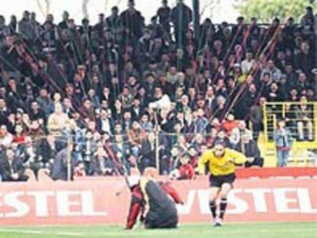 Manisaspor - Bursaspor maçında hakem Metin Tokat'ın başına bir paraşütçü düşeli 7 yıl oldu.