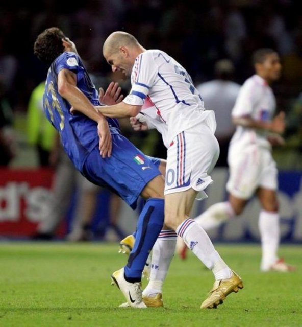 Zidane'nın ailesine küfrettiği gerekçesiyle, Materazzi'ye kafa atmasını Flash TV, "Bana ana bacı yaptı!" yazısıyla yayınlayalı 7 yıl oldu..