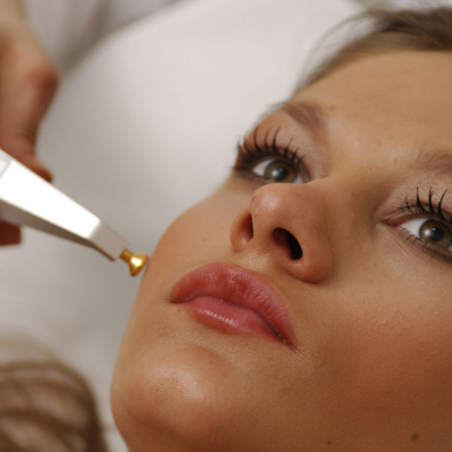 Benleri aldırmak tehlikeliymiş! Bıçak vurulunca azarmış! - Modern anlamda plastik cerrahinin olmadığı devirlerde uygunsuz yapılan işlemler sonrası karşılaşılan sorunlar nedeniyle doğduğu düşünülen ve günümüzde de varlığını sürdüren yaygın bir efsanedir.