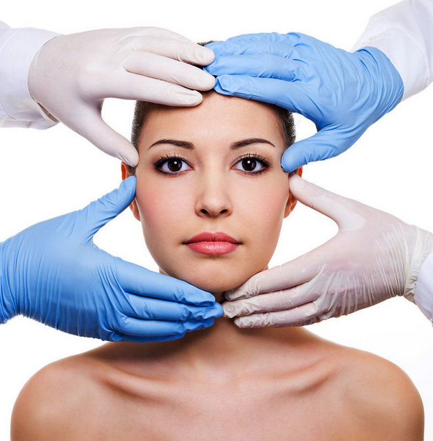 Bir kez estetik yaptıran bir daha iflah olmaz başka yerlerini de yaptırırmış? -  -  - Doğruluk payı kısmen de olsa var. Estetik cerrahi konusunda endişeli biri küçük bir işlem yaptırdığında (dolgu, botulinum toksini, lazer, benini aldırma vb) memnun kalıp daha büyük işlemler için kendini hazır hissedebilir. Ya da birden çok yakınması olan birine hekimi tarafından birkaç aşamalı girişim önerilebilir. Burnunu yaptıran biri daha sonra yağlarını aldırmak isteyebilir. Burada önemli olan istek ve beklentilerin gerçekçi olup olmadığıdır. Sorunsuz da olsa vücudundan hoşnutsuz olup gerçekle bağlantısız, olmadık isteklerle hekim hekim dolaşan ve kesinlikle ameliyat edilmemesi gereken bir grup hasta vardır ki, doğrudan psikiyatristler tarafından ele alınmalıdır. Meslekleri gereği fiziklerini sürekli korumak zorunda olan ünlüler için durum daha farklıdır. İstekleri abartılı bile olsa değerlendirilmeli ancak bilimsel ve etik doğrulardan ödün verilmemelidir.