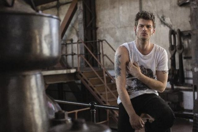 * Bir sıkıntınız ya da güzel bir şey olduğunda bunu kiminle paylaşırsınız? -  - - Ailemdeki herkesle her şeyimi paylaşırım. Annem, babam, kardeşlerim, hepsiyle çok tatlı, sıcak ve samimi bir ilişkim var. Birbirimizle bir gün telefonda konuşmazsak huzursuz oluruz. Kardeşlerimin hepsi evli; hem amcayım, hem de dayı oldum...