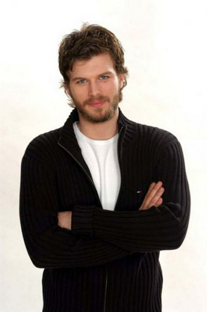 * Bir gün kamera arkasına da geçmeyi düşünür müsünüz? -  - - Kamera arkası çok cazip geliyor. Oyuncuyum ama "mutfaktaki" her şeyi merak ederim. Ben görüntü yönetmenimin dışarıda kullanmış olduğu diyaframı bilmek isterim. Gidip mutlaka soru sorarım. Işık ekibindeki arkadaşlarımla konuşurum. Bu planla neyi anlatmak istiyorsun? Anlatım dili nedir? Montajı çok merak ederim. İşin kamera arkası beni çok heyecanlandırıyor. Mümkün olduğu kadar çok bilgiye hakim olabilirsem, kimseyi fazla yormadan, oyuncu olarak beklentilerini en yüksek seviyede karşılayabilirim diye düşünüyorum. Bunu yapmaya çalışıyorum. Oyuncuysam kamerayı "tanımalıyım". Böyle şeylere önem veriyorum. Sadece sete gidip, sahnemi çekip çıkıp gideyim diye düşünmüyorum.  -