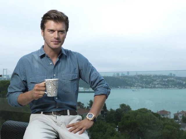 Dışarıdan nasıl görünüyorum bilmiyorum ama ben popüler kültüre alışkın bir insan değilim. Ancak empati kurabiliyorum. Yanıma gelip de fotoğraf çektirmek isteyen tek bir insanı bile kırmış değilim. Çünkü o kişiyle belki bir daha hiç karşılaşmayacağız. O insan bana değer veriyor, bir daha böyle bir fırsatı olmayabilir. Biliyor musunuz, üç-dört sene öncesine kadar bu istekler beni gerçekten kızdırıyordu. Arkadaşımla sohbet ederken hiç tanımadığım biri gelip fotoğraf çektirmek istiyor, benim özel olarak paylaşmış olduğum bir zamanı bölüyordu. Gerçi o fotoğrafı yine de çektiriyordum ama içimden kızıyordum. Sonra baktım ki kendime kızmamın bir faydası yok. O insanlara da hak veriyorum; ben de olsam, ben de fotoğraf çektirmek isterdim.