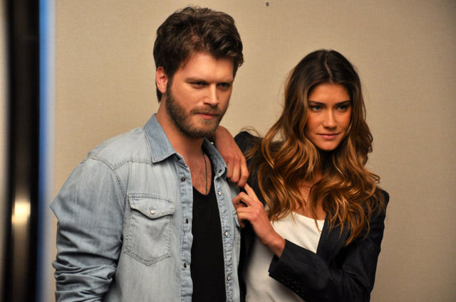 * Teknolojiyi sevmiyor musunuz? -  - - Gerçekten cep telefonundan, bilgisayardan hiç hazzetmeyen bir insanım; sadece mahremiyetimi bozduklarına inanıyorum. Elektronik aletten başka bir şey değiller. Bunları icat eden insanların kulaklarını çok çınlatıyorum.