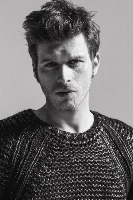 * Sonra ne oldu? -  - - Senaryoya bakıp birkaç gün sonra fikrimi söylememi istedi. Eve gittim, senaryoyu okuyorum. Sayfaları çevirdim, çevirdim; hep Mehmet, Mehmet, Mehmet... Mehmet'in çok sahnesi var. Kendi kendime "Ben bunu nasıl yapacağım! Bir de şu kuzen Berk karakterine bakayım" dedim. Onun iki bölüm içerisinde maksimum 10 sahnesi vardı. "İşte bunu yaparım" diye düşündüm; ufak bir rolle başlayıp dizideki tecrübeli insanlardan da işi öğrenirim... İrfan Şahin'e gidip "Ben Berk karakterini çok beğendim, onu oynamak istiyorum" dedim. "Yok yok, sen Mehmet'i oynayacaksın" dedi. Ben yine Berk diye ısrar ettim. Berk-Mehmet, Berk-Mehmet derken, İrfan Bey bana "Pek çok insan şu anda senin yerinde olmak ister. Bu teklifi alanların yüzde 99'u hemen başrolü isterdi. İşte bu yüzden başrolü sen oynamalısın" dedi. İlk sahnemi hiçbir zaman unutamam, çok heyecanlanmıştım. -  - * O heyecan ne zaman yatıştı? -  - - O heyecan hâlâ var, hiç bitmedi.